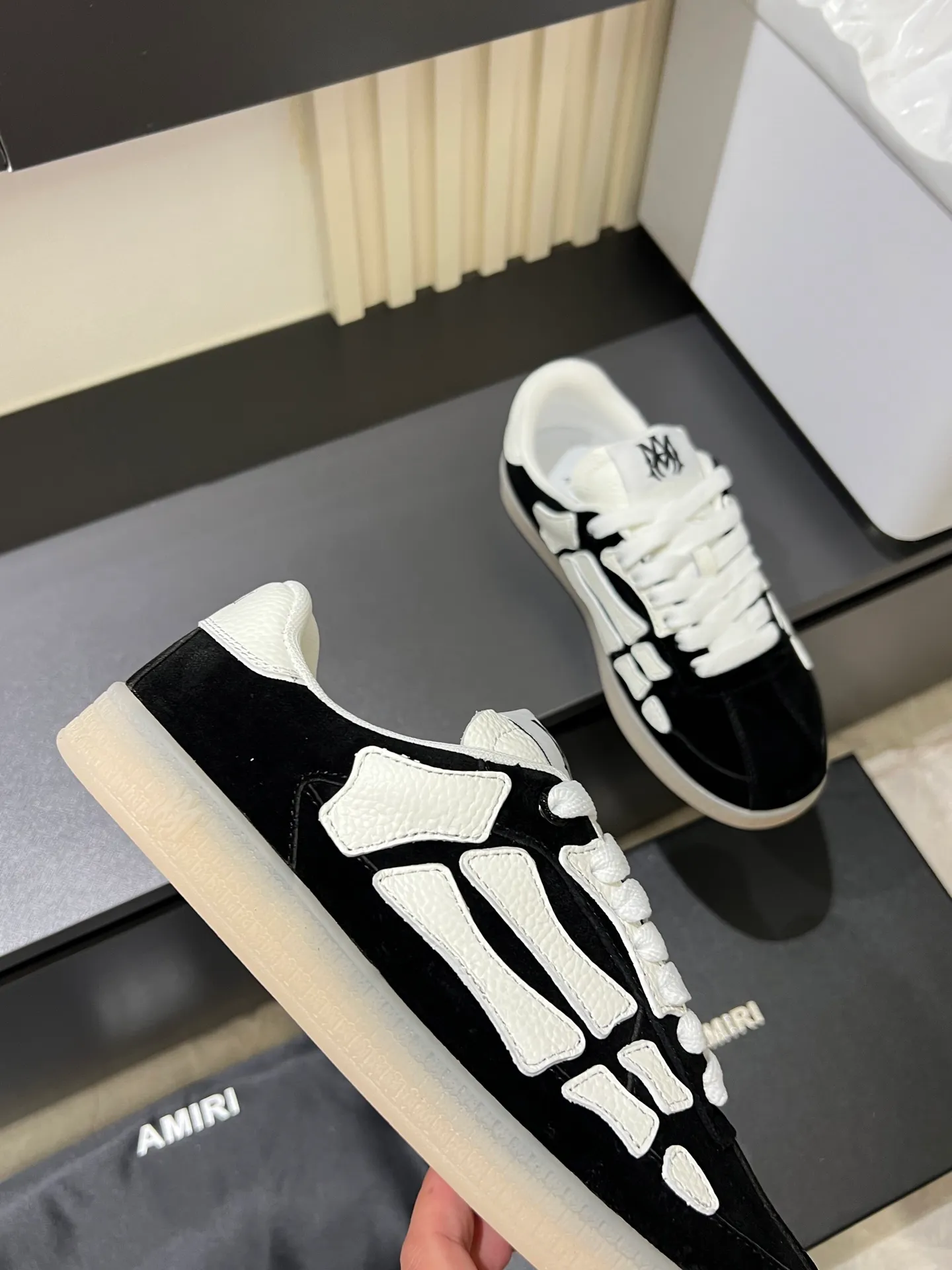 Men's shoes 💰p560 "AMIR*" new men's low-top casual sports sneakers bone shoes, another pair of irresistible bone shoes. Bone shoes are one of AMIRI's most popular items. Made of first-layer cowhide upper. The side bones are made of two cowhide laminations. It has a three-dimensional effect. The leather incisions are all oil-edged. Contrast color design. Simple style. Fashionable sports. Customized metal LOGO nameplate embellished with laces. Exclusive top-quality version. Supports contrast. Breathable mesh lining. The original rubber outsole is a must-have item for daily leisure. It is suitable for various occasions. If you pursue high quality, check it out. It is super cool on the feet and comes with a full set of original packaging! Size: 39-45!